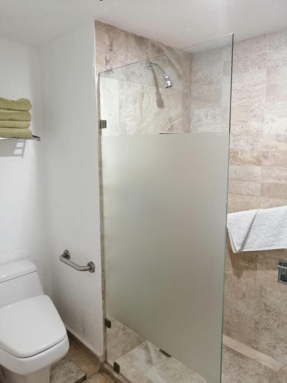 Beachfront Getaway Condo Канкун Номер фото