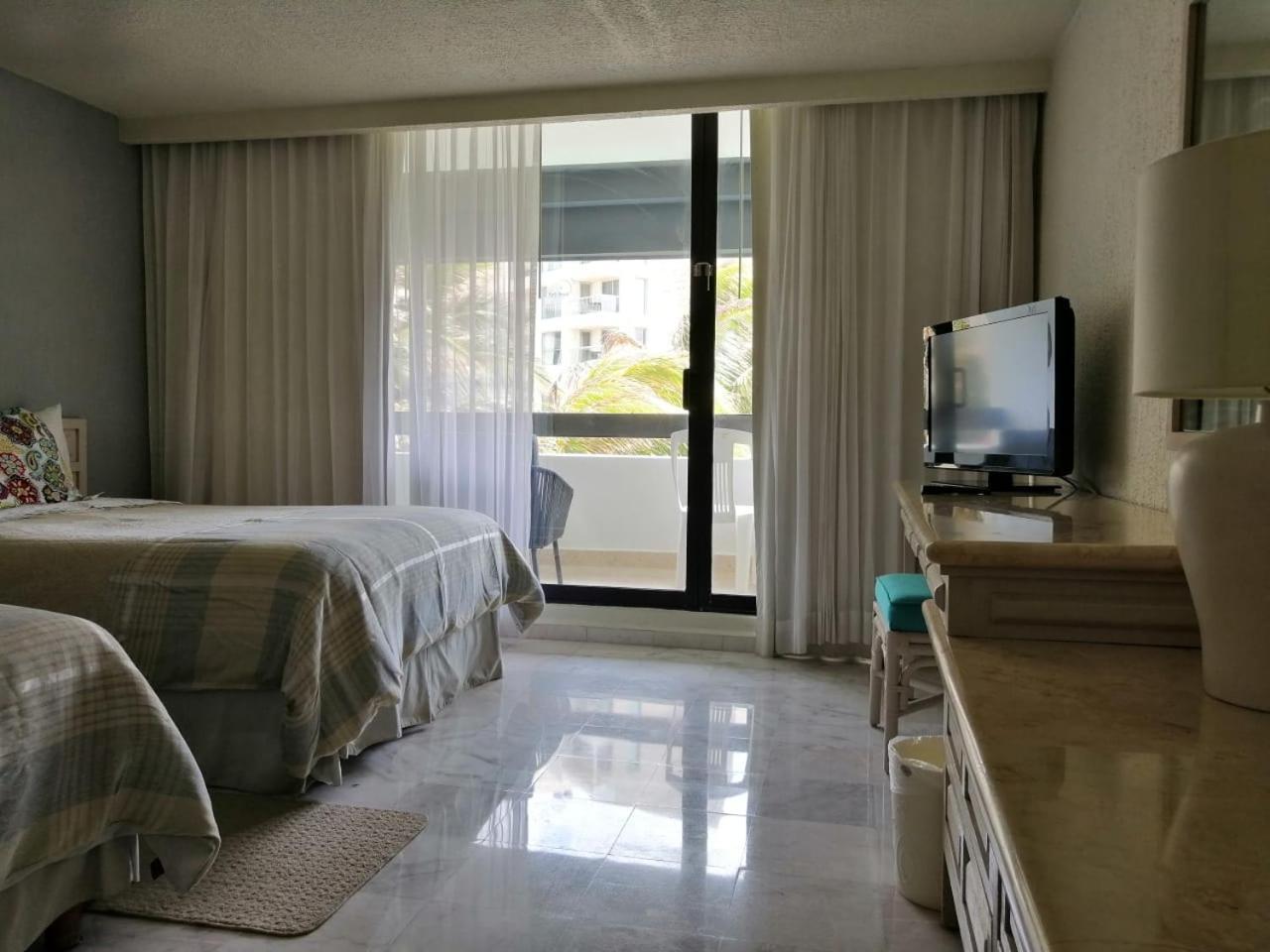 Beachfront Getaway Condo Канкун Номер фото