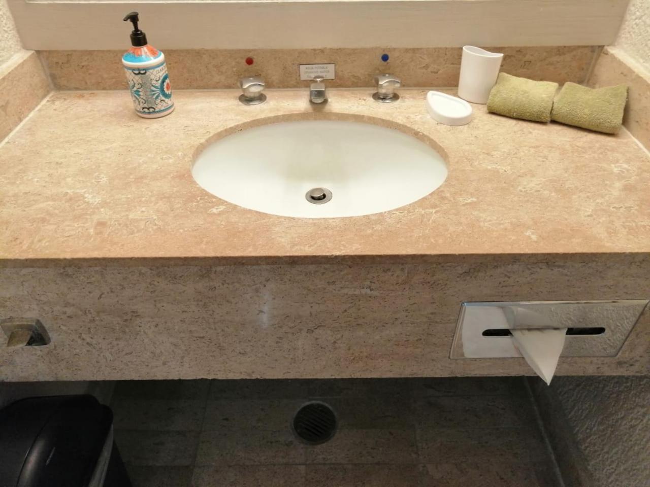 Beachfront Getaway Condo Канкун Номер фото