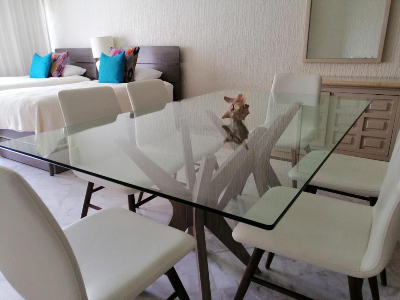 Beachfront Getaway Condo Канкун Номер фото