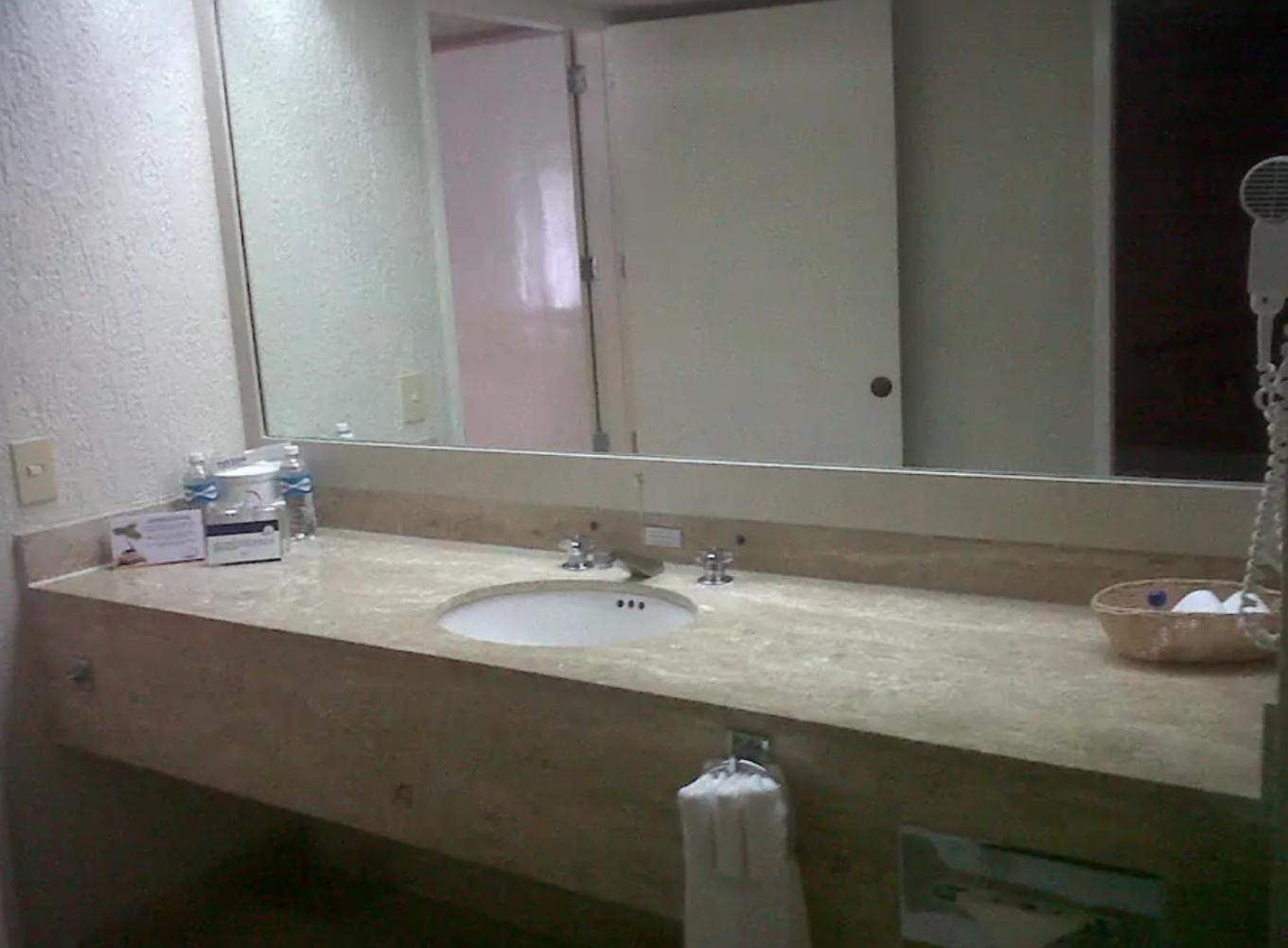 Beachfront Getaway Condo Канкун Номер фото