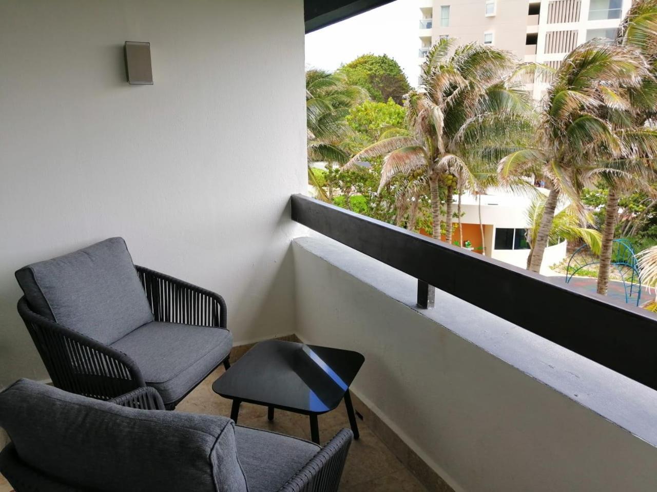 Beachfront Getaway Condo Канкун Номер фото