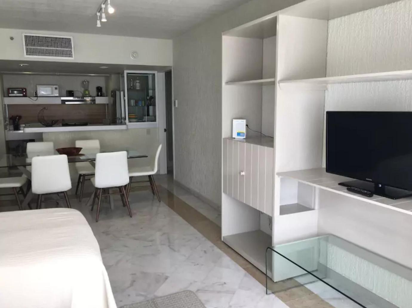 Beachfront Getaway Condo Канкун Номер фото